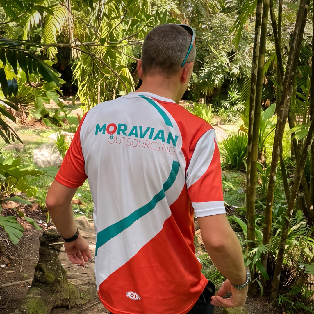 Wij bieden onze vaste relaties graag een gratis Moravian Outsourcing hardloop- of wielrenshirt aan.